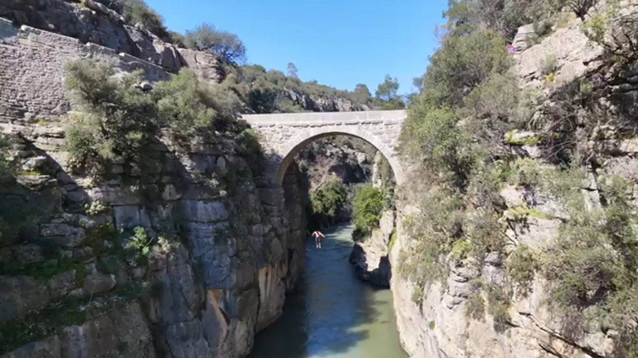 Antalya’da 20 metre yükseklikteki tarihi köprüden suya atlayan genç yürekleri ağza getirdi
