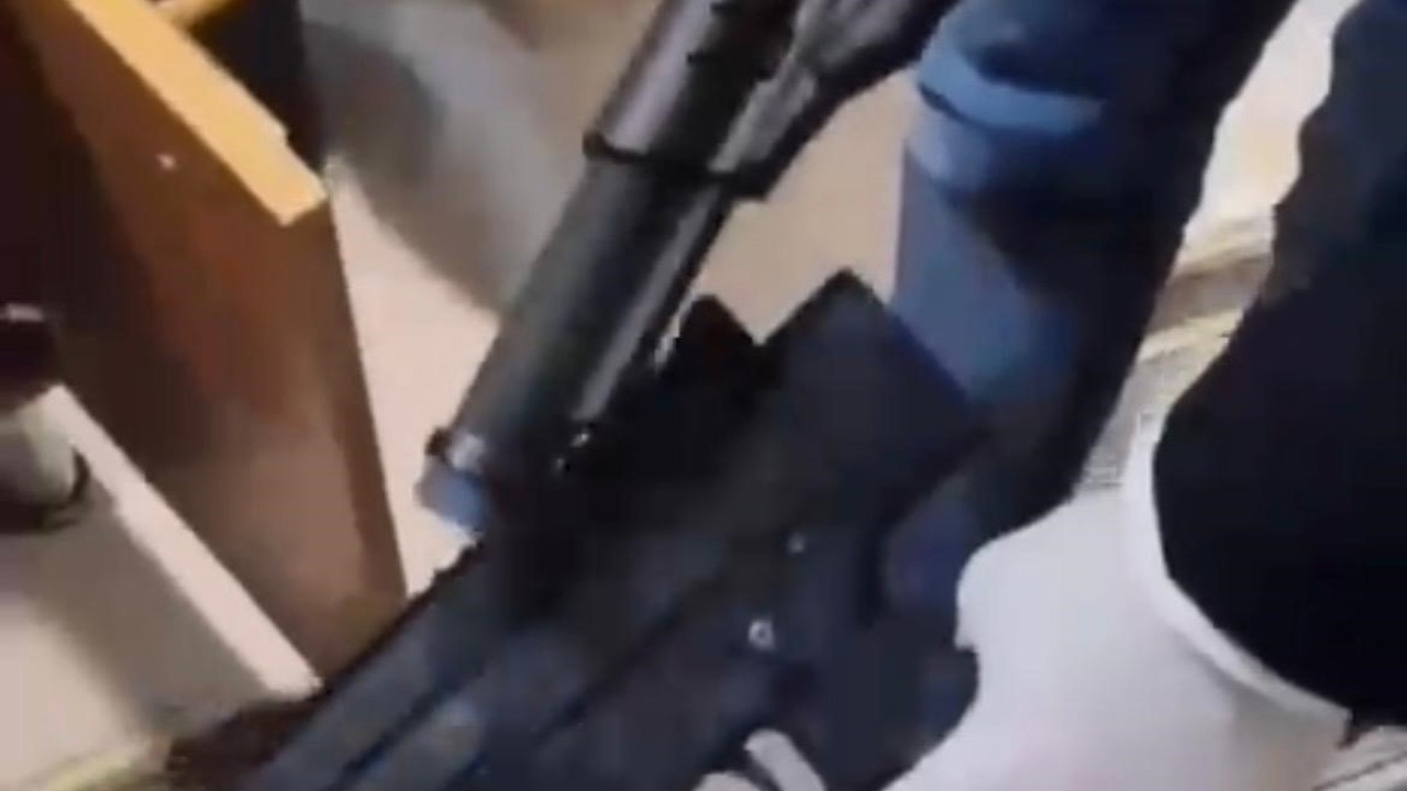 İzmir’de kendini vuran şüphelinin evinden cephanelik çıktı
