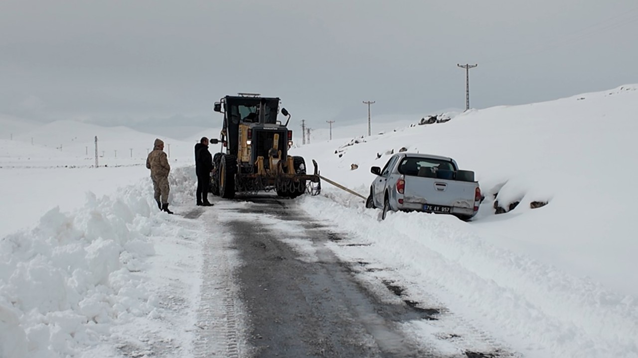 Iğdır’da kapalı 5 köy yolunda çalışmalar devam ediyor
