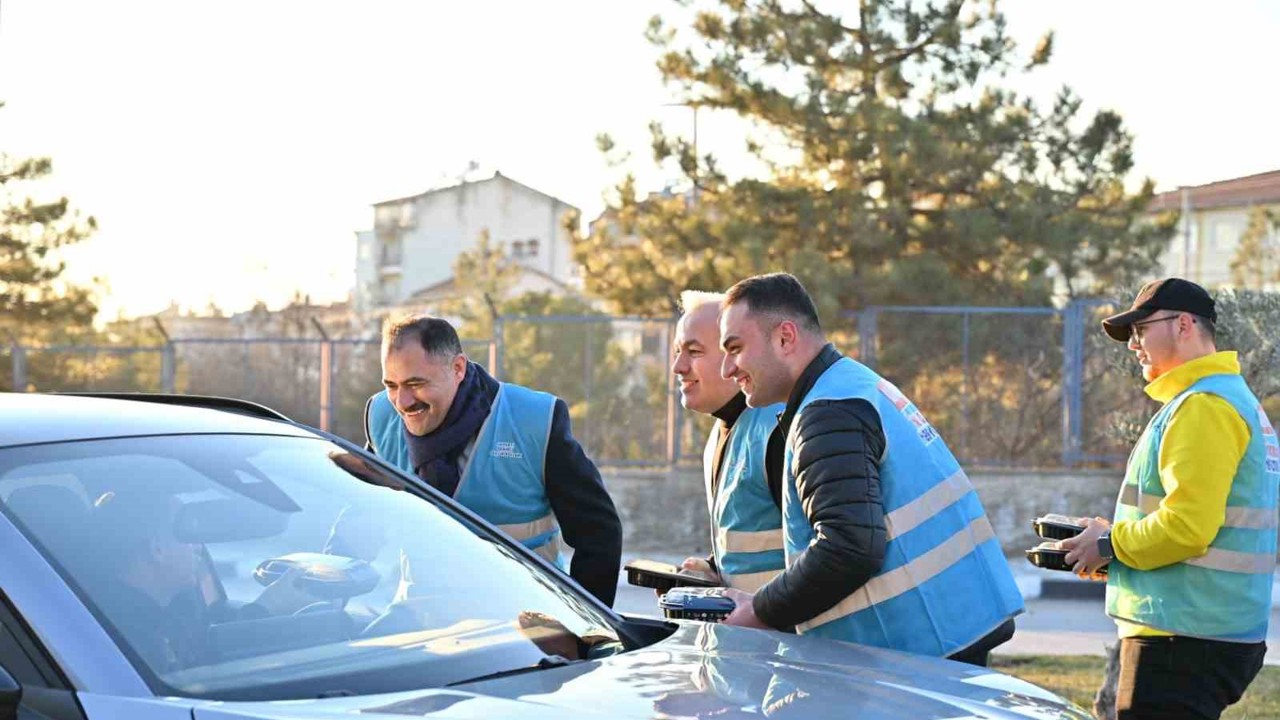 Demirci’de iftar saatine yolda yakalanan sürücülere iftariyelik ikramı
