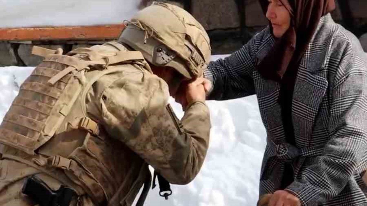 Yaşlı kadın elleriyle ördüğü çorapları iki yıldır Mehmetçiğe gönderiyor
