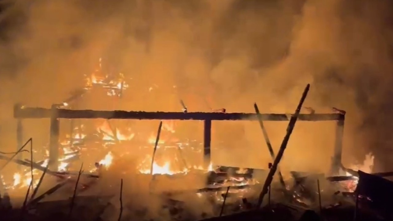 Alevlere teslim olan ahşap ev küle döndü
