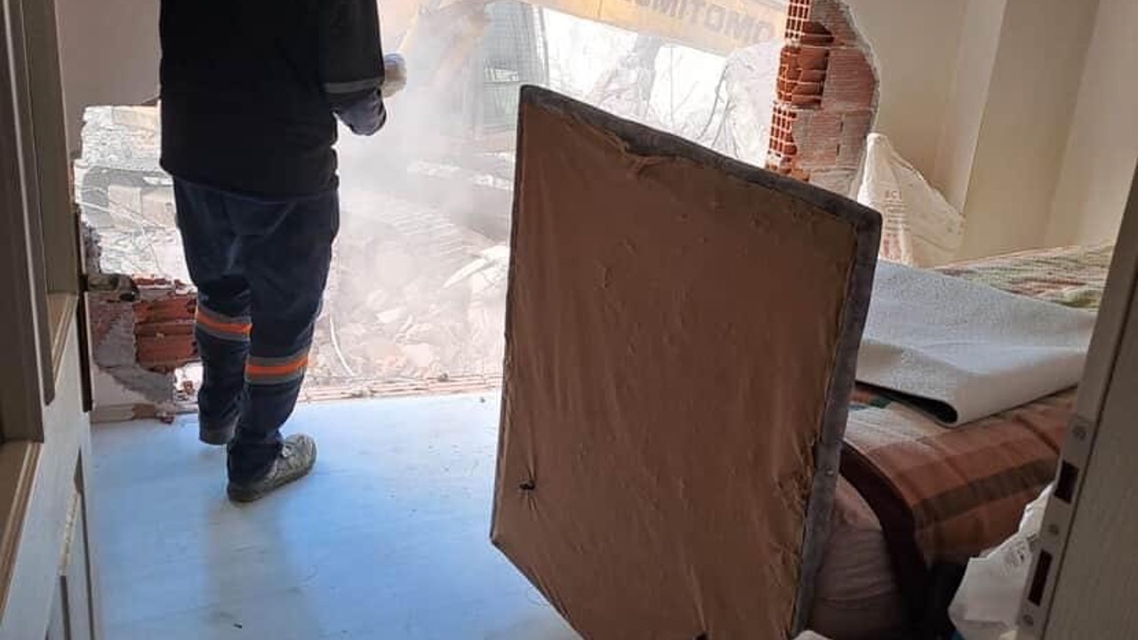 Karacabey’de inşaat çalışması yan binaya zarar verdi
