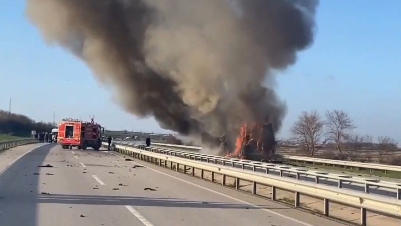 Edirne’de domates yüklü tır alev alev yandı

