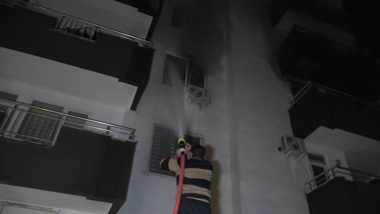 5 katlı binada korkutan yangın:2 kişi dumandan etkilendi
