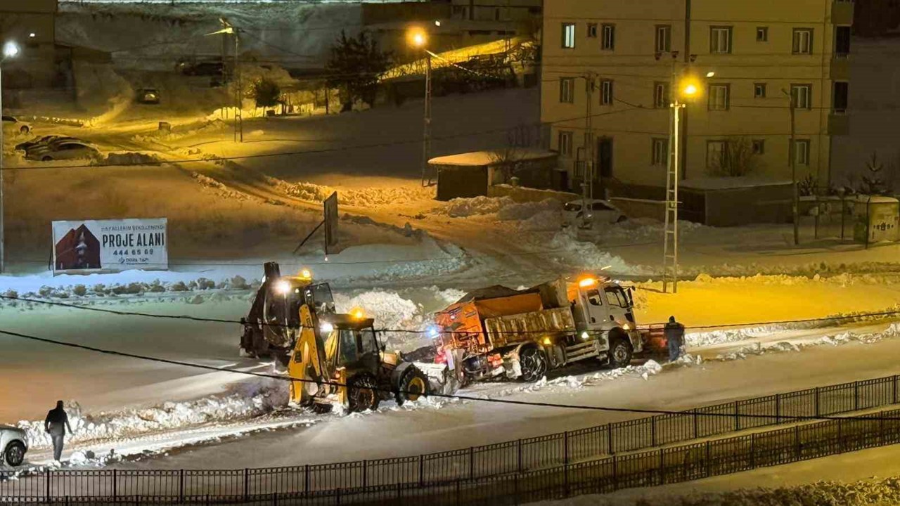 Bayburt’ta kara saplanan tuzlama aracı kepçe ve halat yardımıyla çekildi
