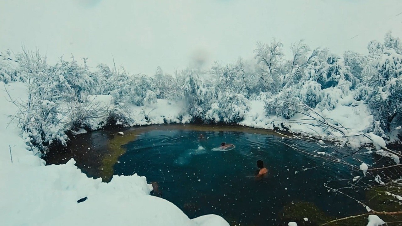 Muhteşem manzarada üç arkadaş kar yağışı altında gölette yüzdü
