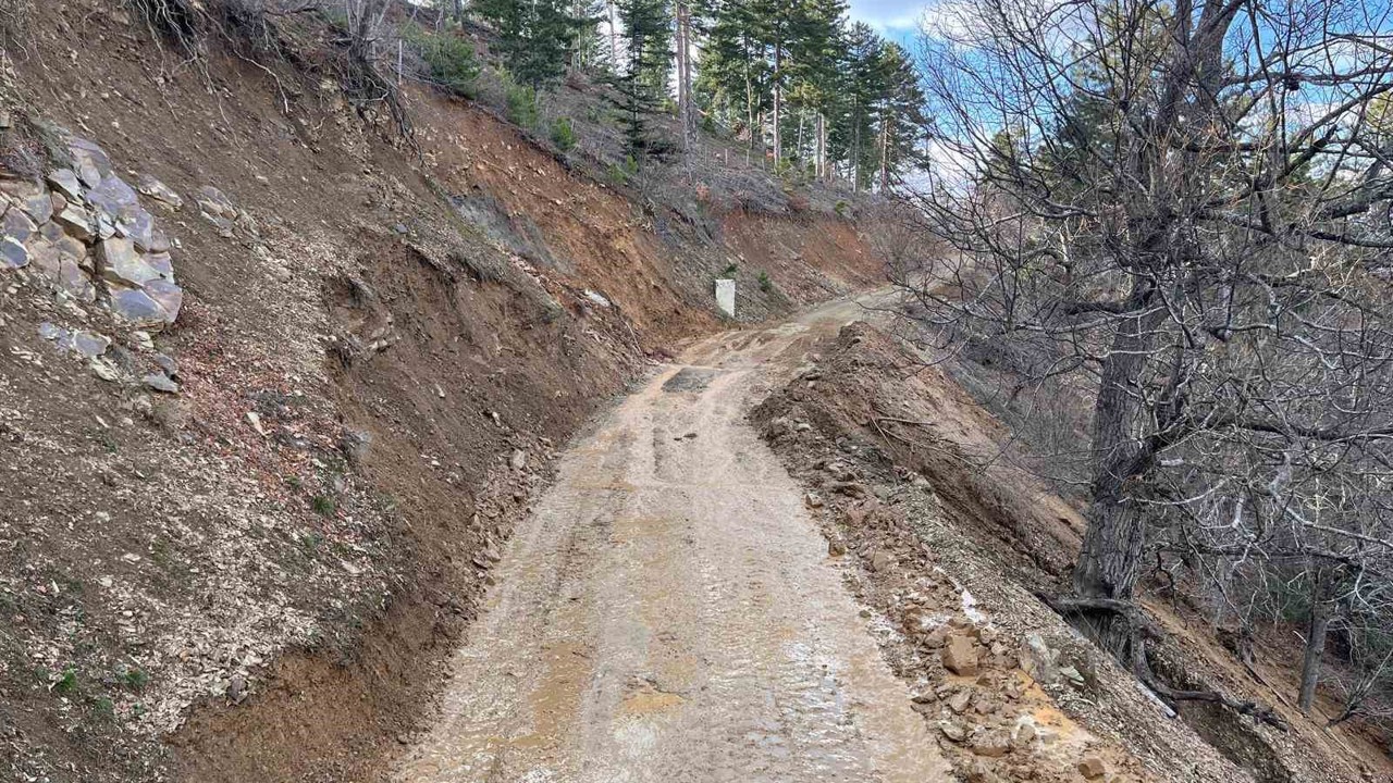Feke’de kar ve heyelanla mücadele sürüyor
