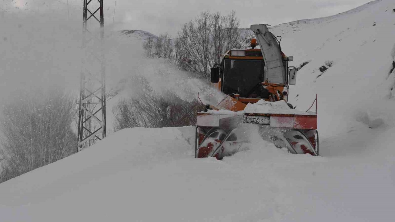 Bitlis’te 6,5 metrelik kar yağışına rağmen 20 bin kilometre yol açıldı
