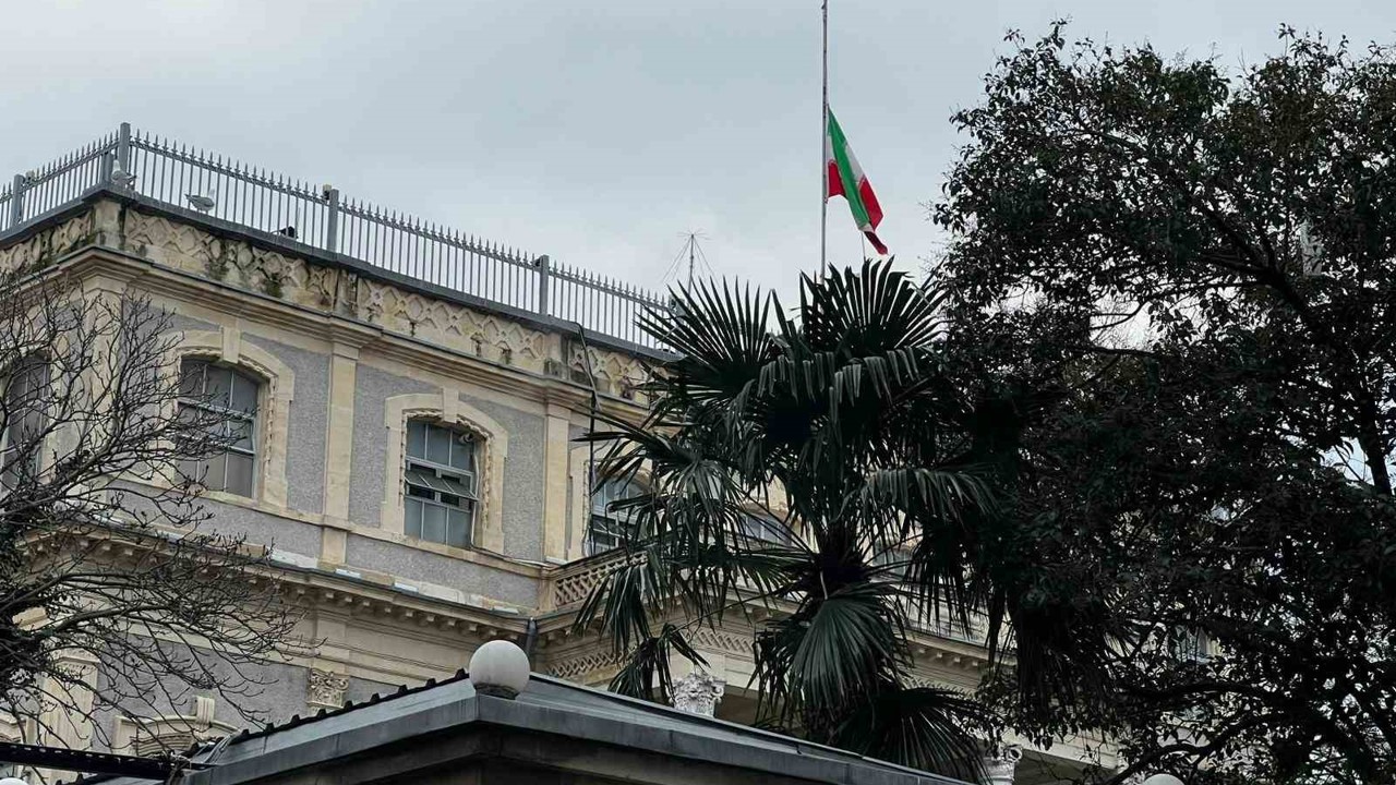 İran Başkonsolosluğu’nda bayrak yarıya indirildi
