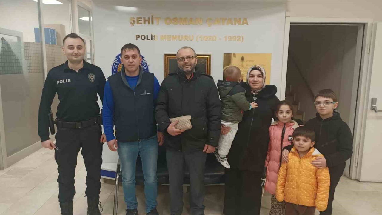 Bulduğu para dolu çantayı polise teslim etti
