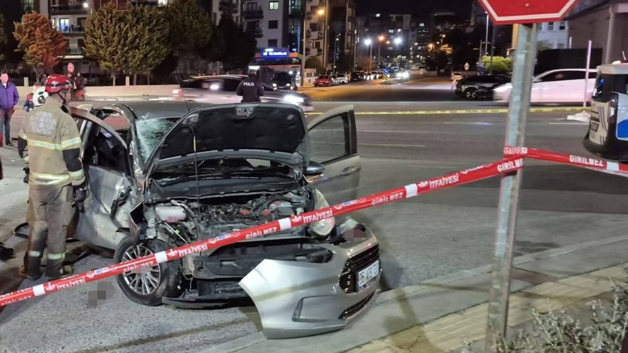 İzmir’de motosiklet ile otomobil çarpıştı: 1 ölü, 2 yaralı
