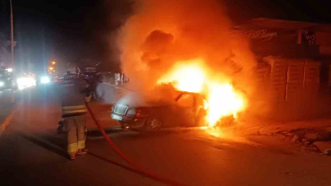 Hatay’da alevlere teslim olan otomobil kullanılamaz hale geldi
