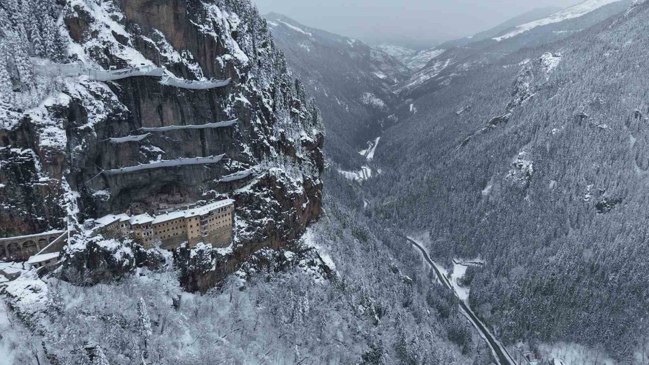 Sümela Manastırı beyaza, Altındere Vadisi sessizliğe büründü

