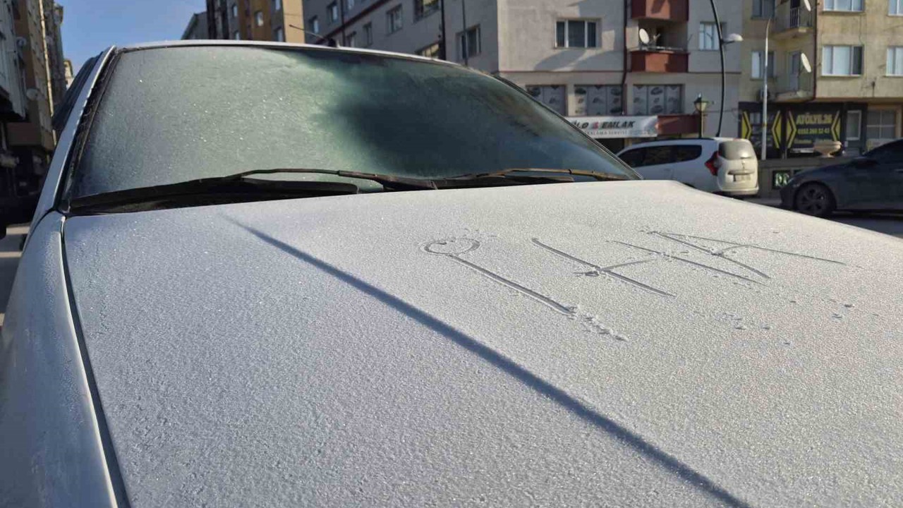 Eskişehir’deki soğuklar arabaları etkiledi
