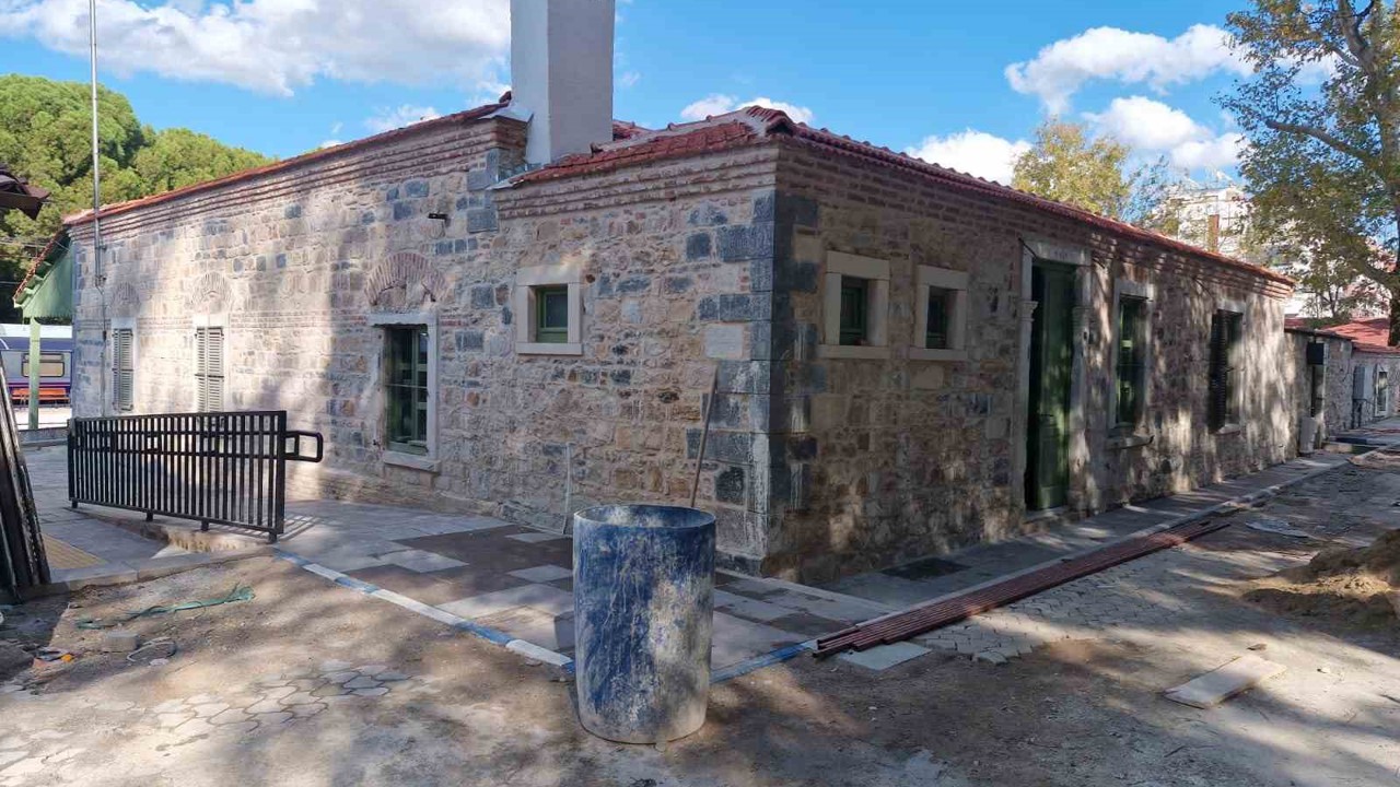 Bakan Uraloğlu: "60 Gar ve istasyonumuzu hem tarihi kimliğini koruyarak hem de modern ihtiyaçlara uygun hale getirerek yeniledik"
