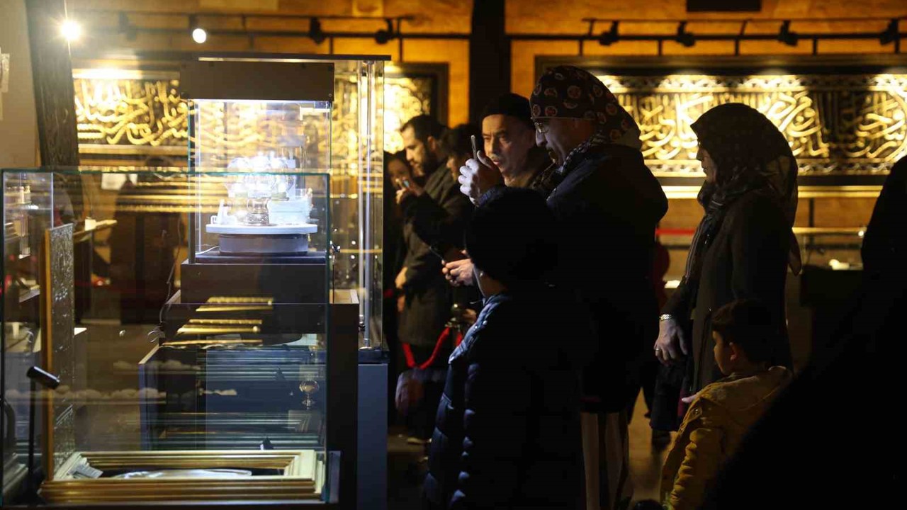 Konya’da Mukaddes Emanetler sergisine yoğun ilgi
