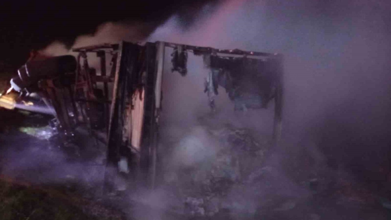 Şırnak’ta mandalina yüklü tır cayır cayır yandı
