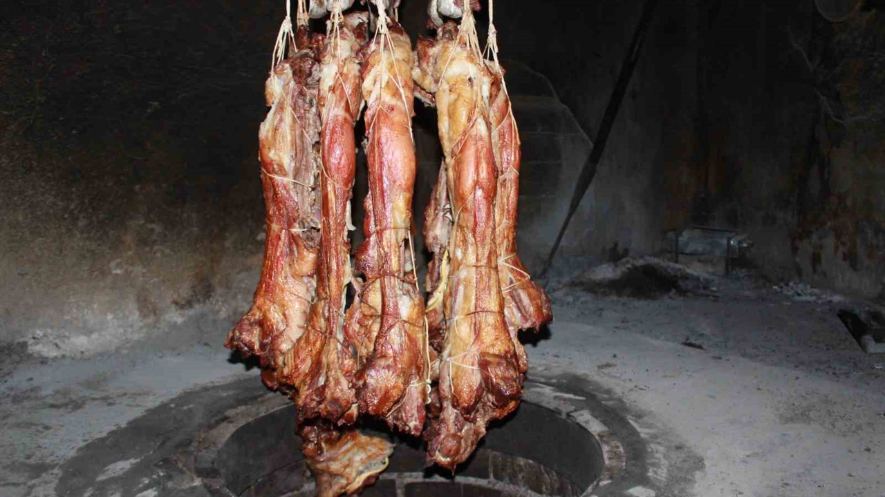 Siirt’in tescilli lezzeti büryan kebabı iftar sofrasının vazgeçilmezi oluyor
