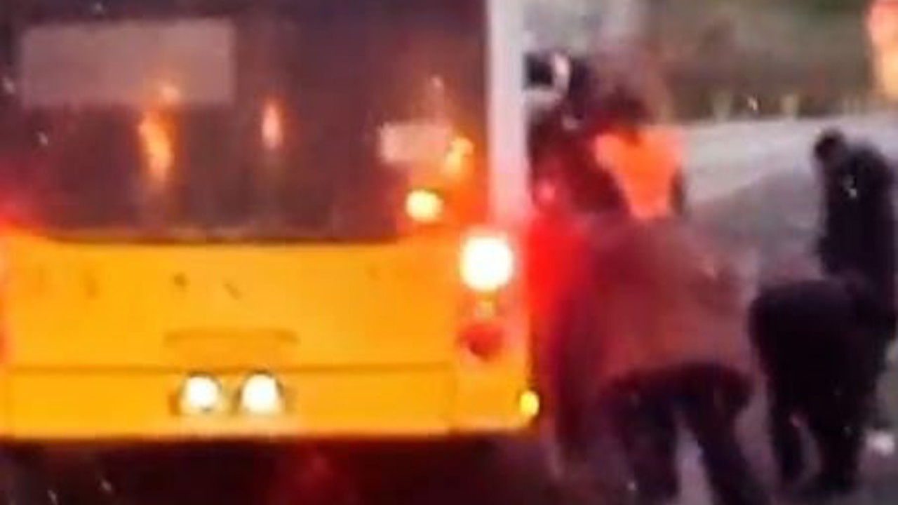 Arnavutköy’de çamurlu yolda ilerleyemeyen İETT otobüsünü vatandaşlar itti
