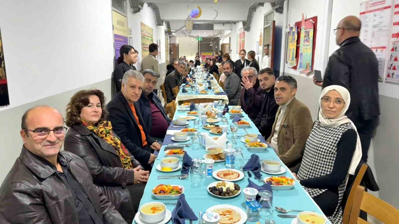 Kaymakam Keklik, Kuşadası’nda öğrencilerle iftarda buluştu
