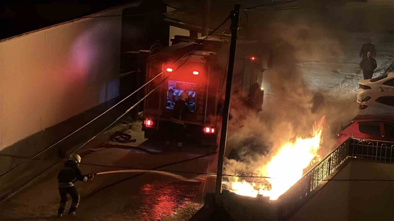 Konya’da park halindeki otomobil alev alev yandı
