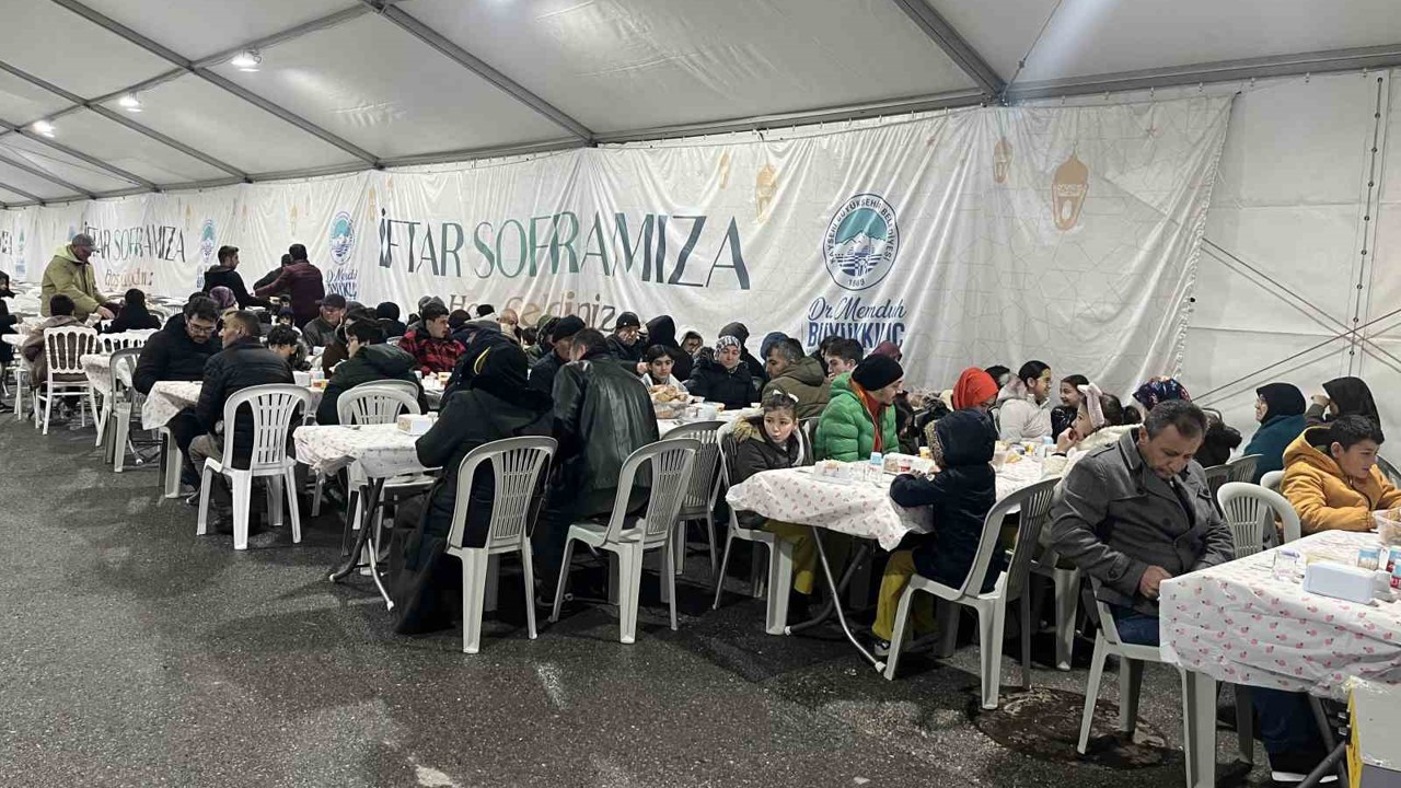 Büyükşehirin iftar sofraları gönüllere dokunuyor
