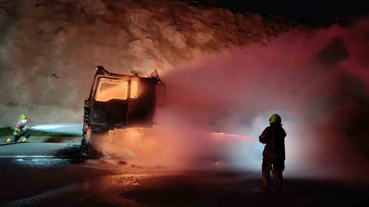 Balıkesir’de kauçuk yüklü tır alev alev yandı
