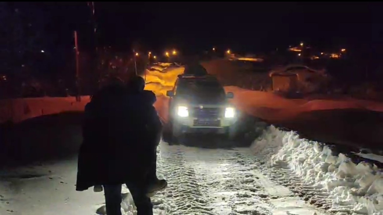 Muş’ta kapanan köy yolu şeker hastası için açıldı
