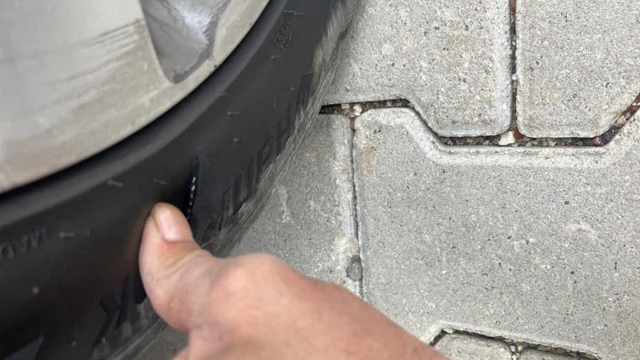 Park halindeki aracın lastikleri kesildi
