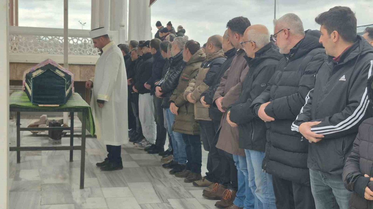 Yüz gerdirme ameliyatı sonrası hayatını kaybeden Sibel Yiyin, son yolculuğuna uğurlandı
