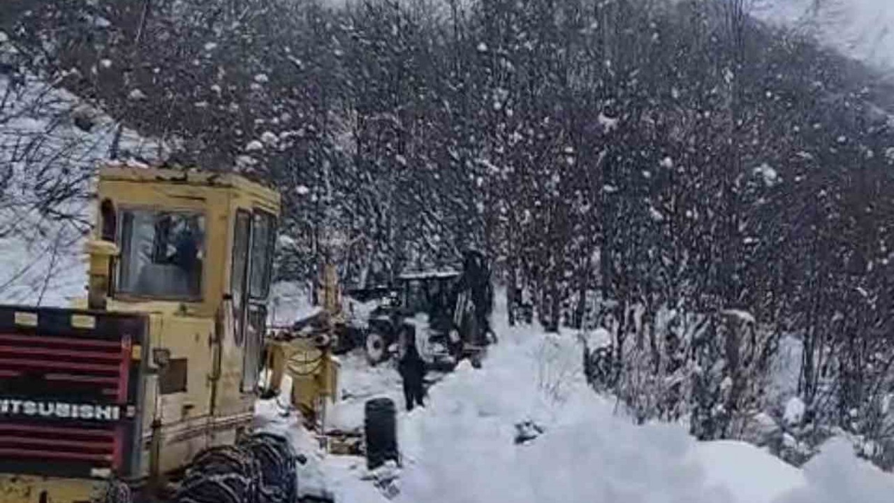 Erbaa’da kapanan köy yolu ekiplerin çalışmasıyla açıldı
