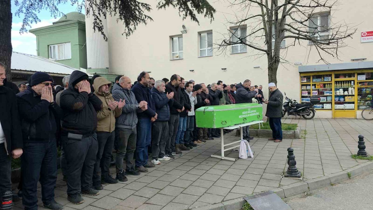 Halı sahada kalp krizi geçirerek vefat eden Murat Kasapoğlu son yolculuğuna uğurlandı

