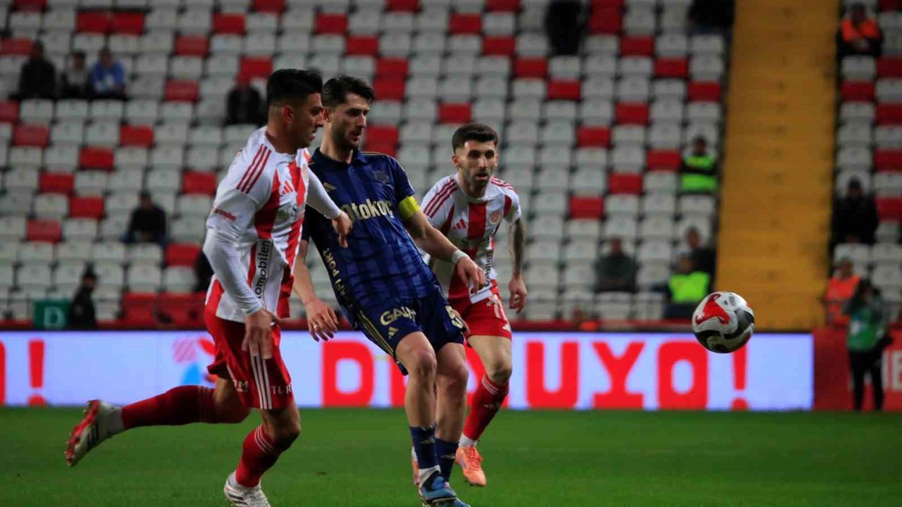 Trendyol Süper Lig: Antalyaspor: 1 - Fenerbahçe: 0  (İlk yarı)
