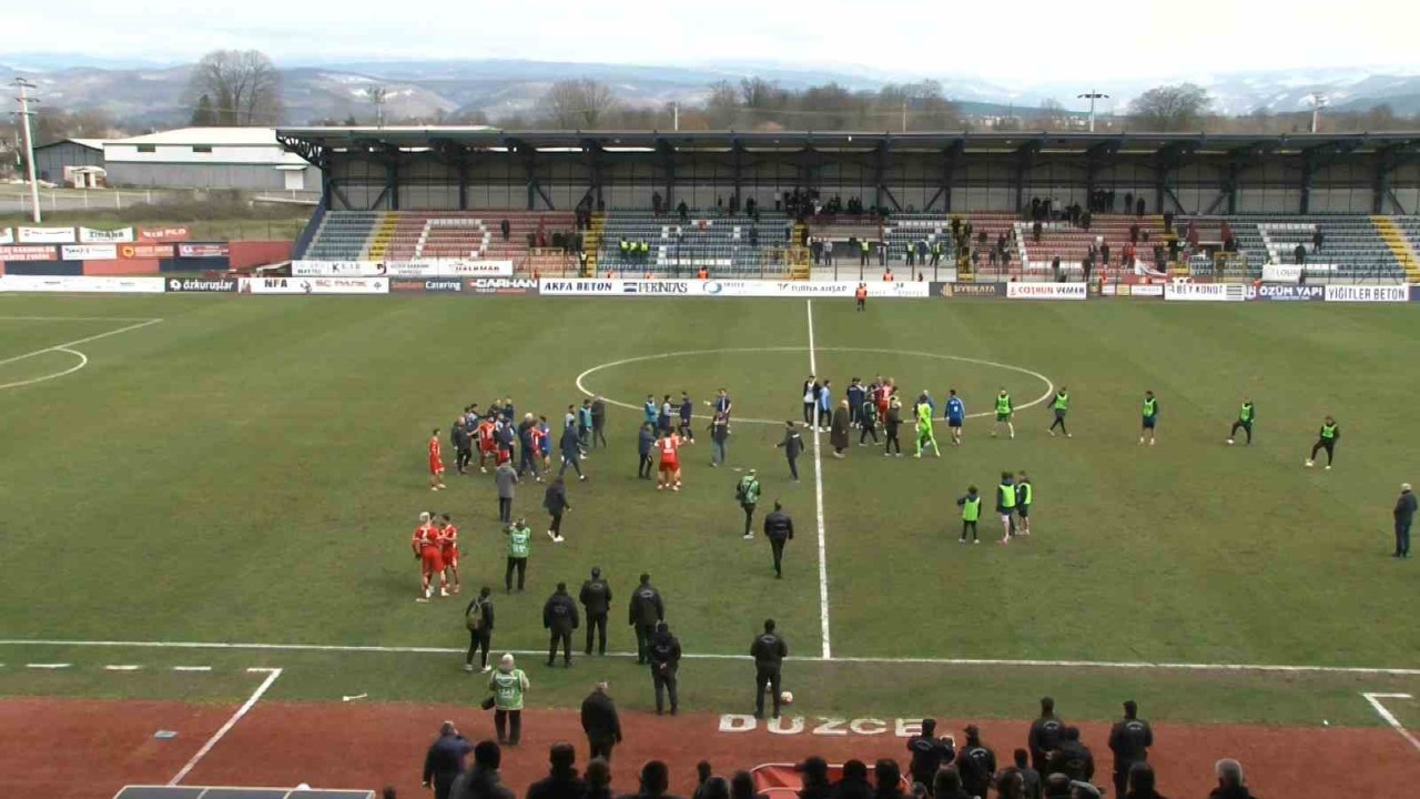Düzcespor - Sebat Gençlikspor maçı sonrası saha karıştı
