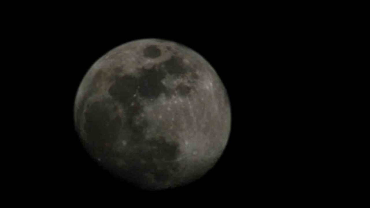 Elazığ’da şişkin ay gökyüzünü süsledi
