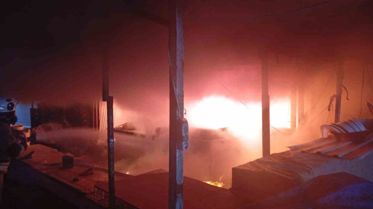 Antakya’da iş yeri alevlere teslim oldu
