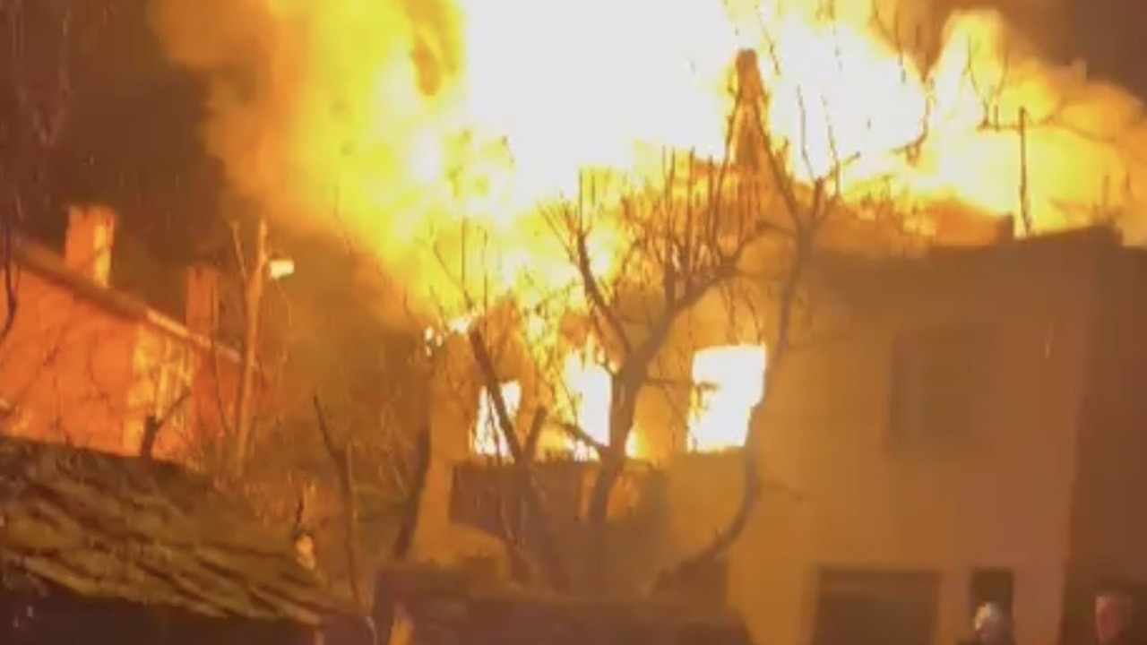 Alevlere teslim olan iki katlı ev kullanılmaz hale geldi
