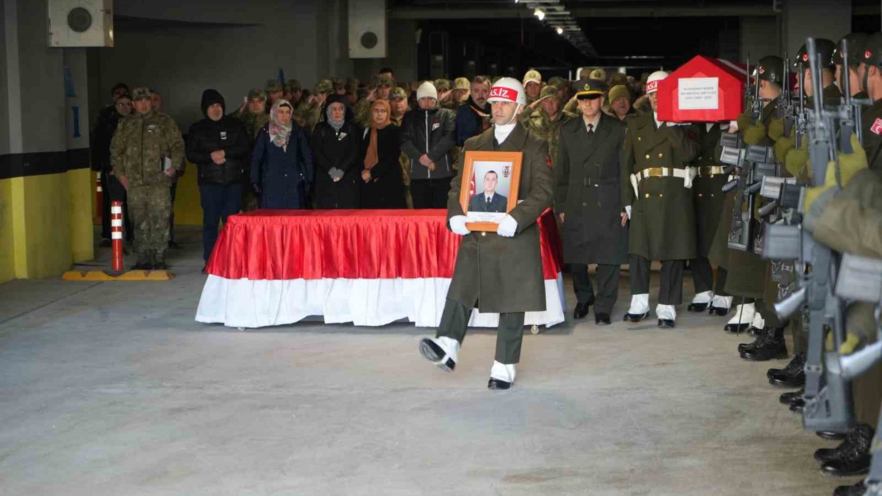 Türk bayrağına sarılı naaşıyla memleketine uğurlandı
