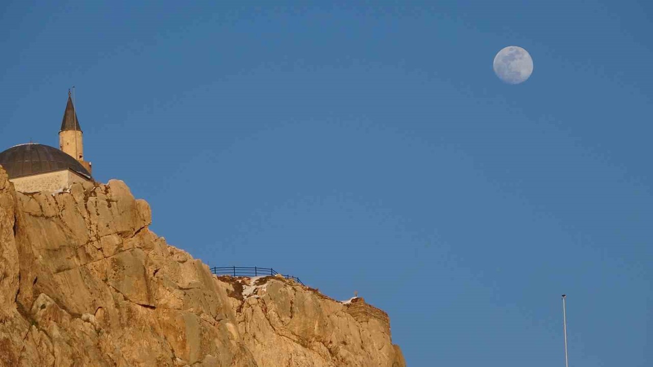 Van Kalesi’nde gökyüzü şöleni: Şişkin ay tarihle buluştu
