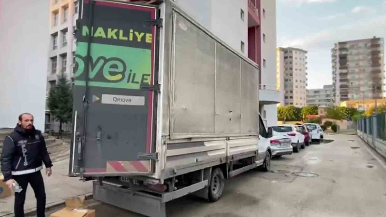 Kamyonetten 4 milyon 500 bin kaçak makaron çıktı
