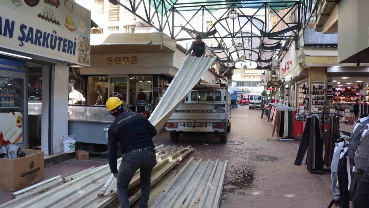 Nazilli Ayakkabıcılar Sokağı’nda çatı yenileme çalışmaları yeniden başladı
