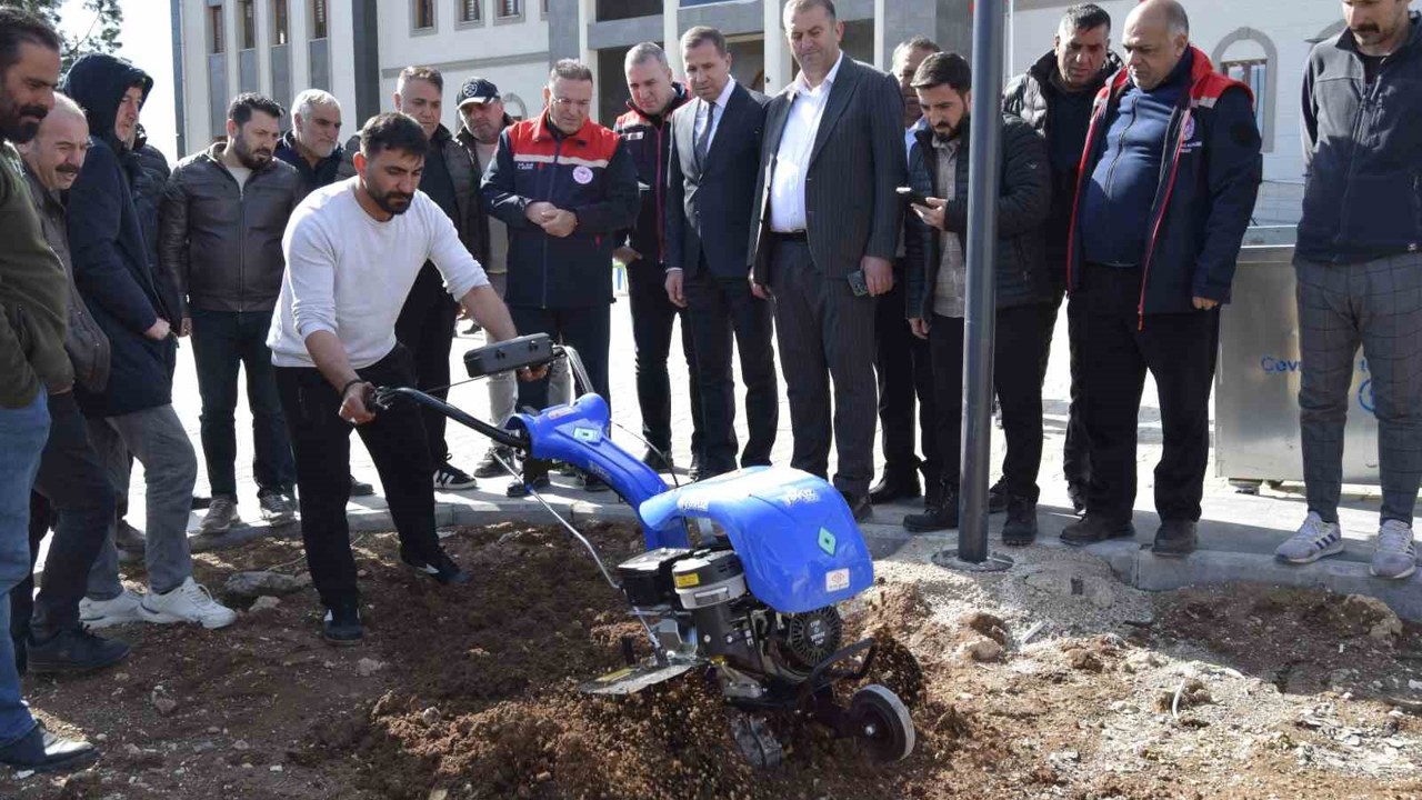 Dicle’de modern bağcılığa yönelik çiftçilere tarım aletleri dağıtıldı
