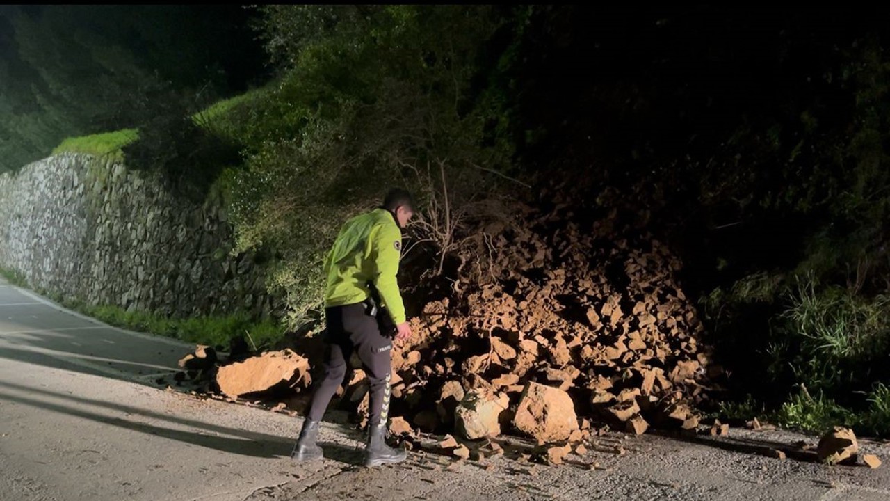 Araç kazayı kıl payı böyle atlattı, heyelanla düşen kayalar yola savruldu
