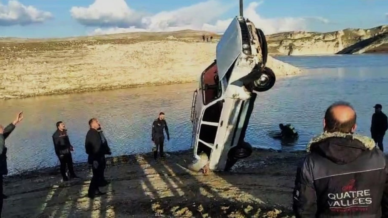 Batman’da nehir kıyısına park edilen araç suya gömüldü
