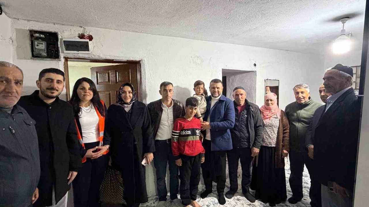 Eğil Belediye Başkanı Seydaoğlu her gün bir mahallede vatandaşlarla iftar yapıp hediyeler dağıtıyor
