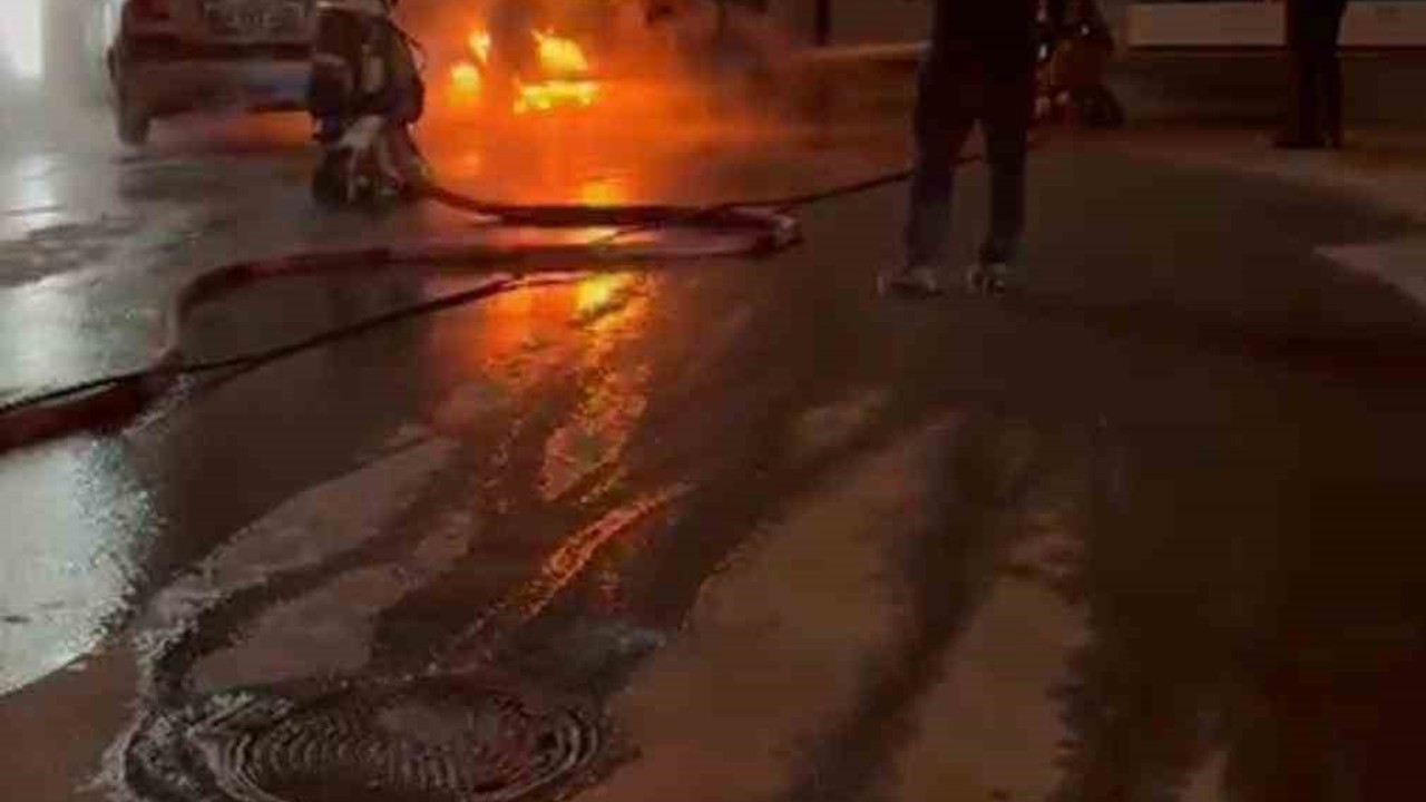 Ankara’da alev alan elektrikli otomobil kullanılmaz hale geldi
