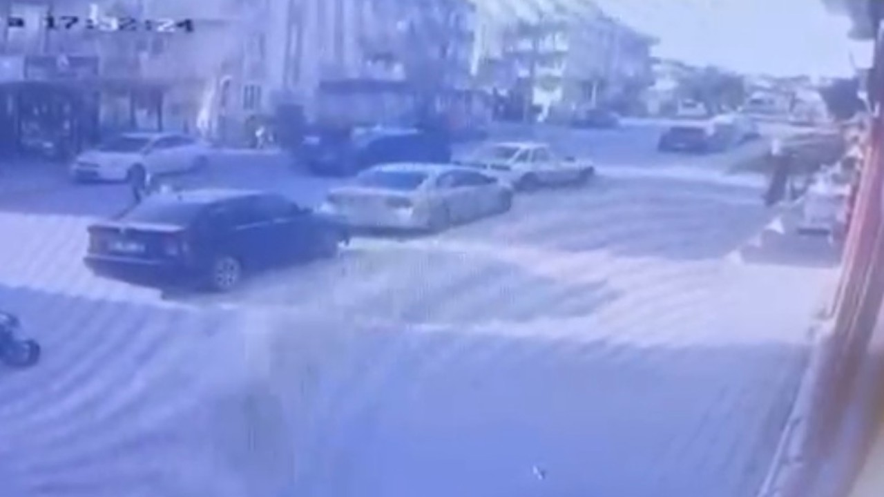 Otomobille çarpışan motosikletteki 2 kişi metrelerce savruldu: 3 yaralı
