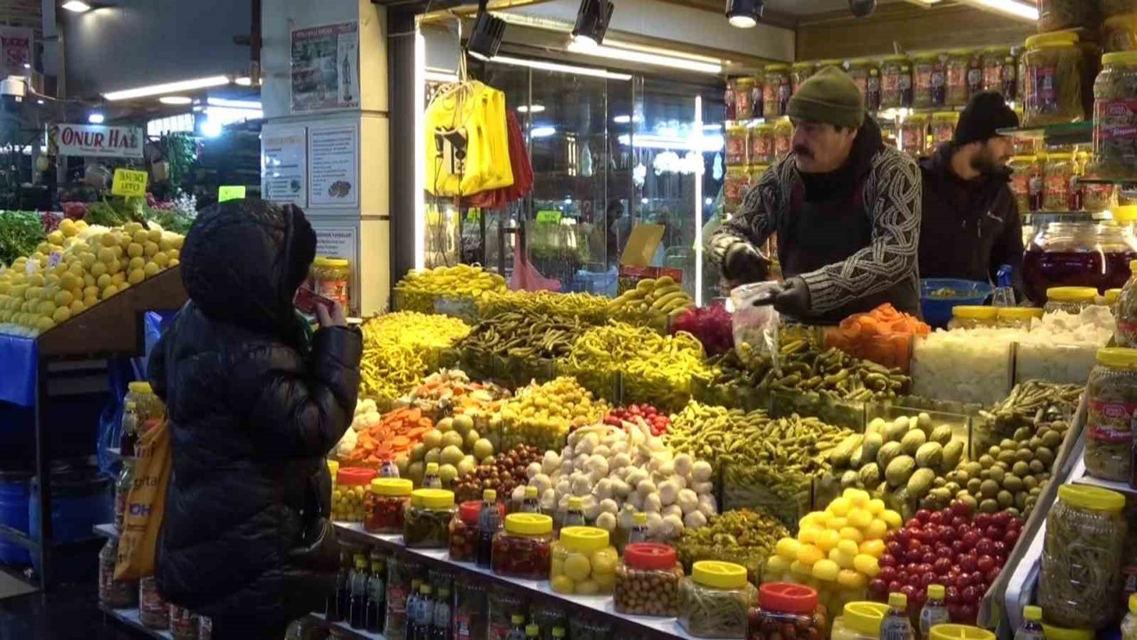 Muşmuladan kiraza 35 çeşit ürünün turşusunu kurdular
