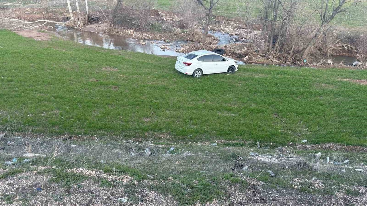 Otomobil tarlaya yuvarlandı: 2 yaralı
